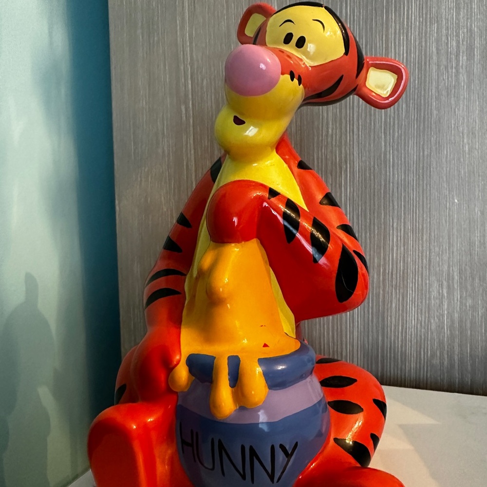 Disney vintage 1990s Tigger ceramic collectible coin bank